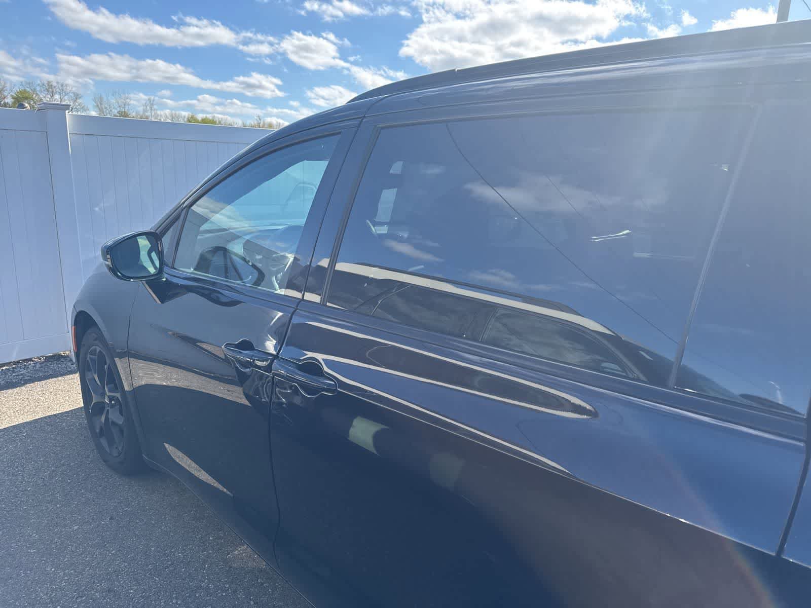Used 2025 Chrysler Pacifica Limited FWD image 11