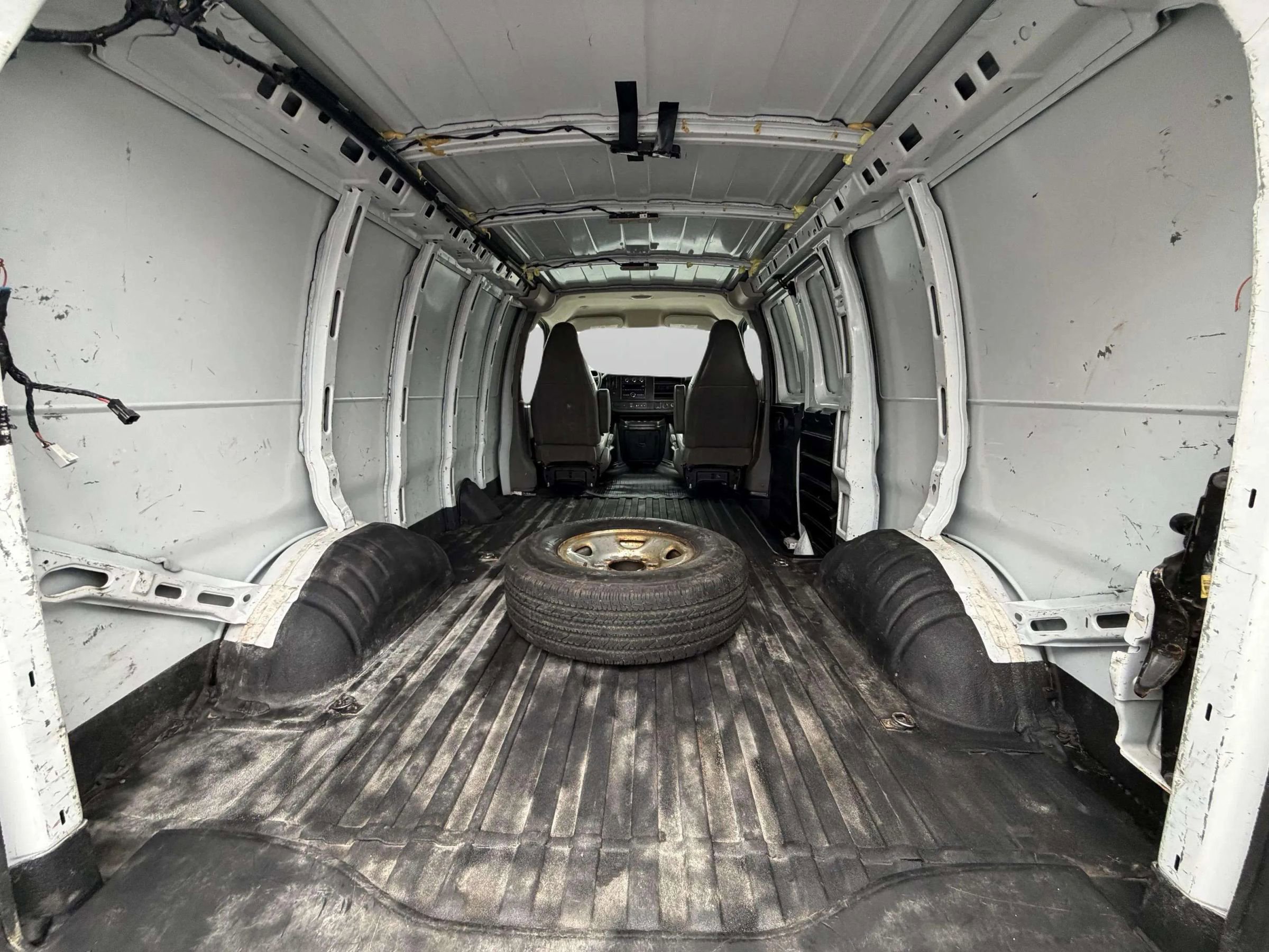 Used 2018 Chevrolet Express 3500 w/ Driver Convenience Package image 5