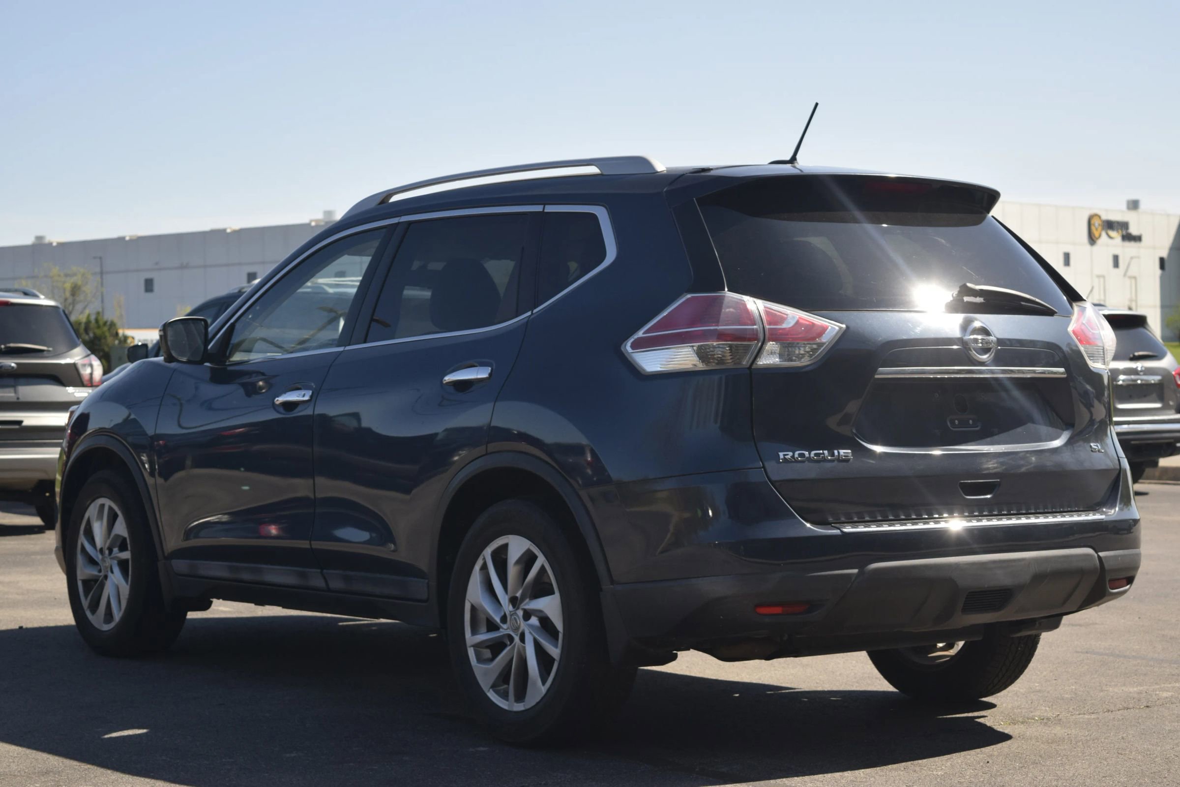Used 2015 Nissan Rogue SL image 2