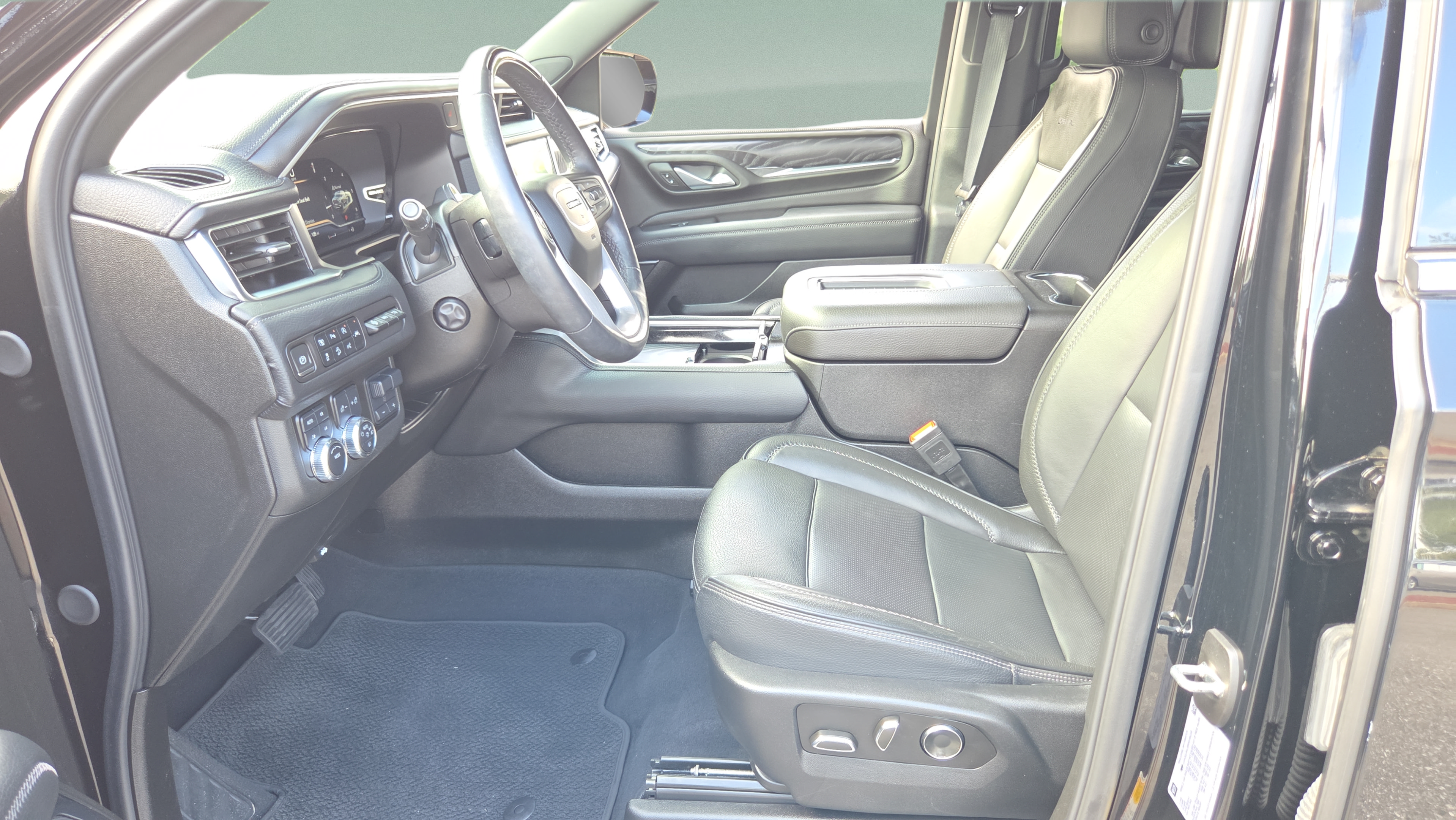 Used 2024 GMC Yukon XL Denali w/ Advanced Technology Package AWD/4WD image 10