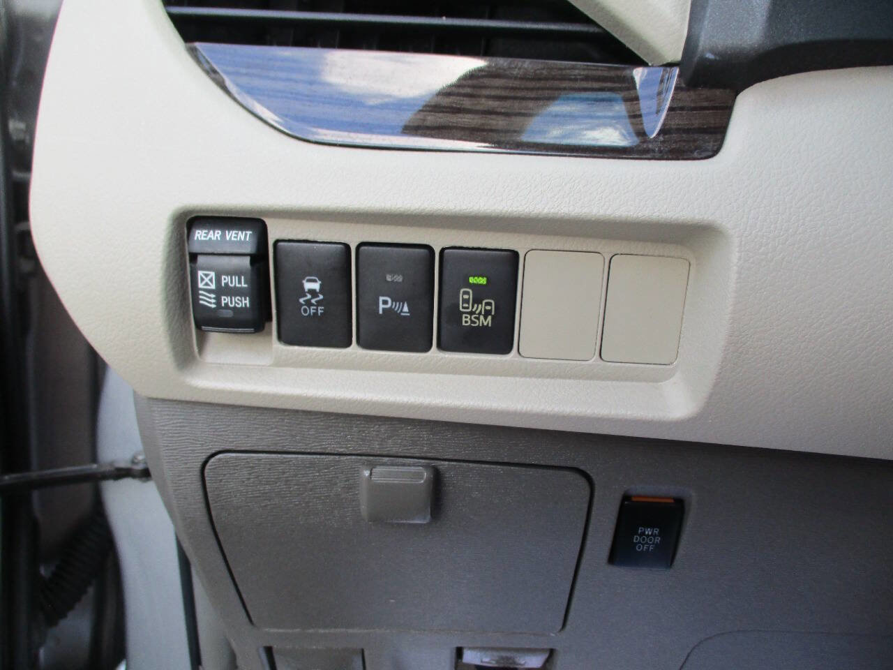 Used 2015 Toyota Sienna XLE Premium image 15