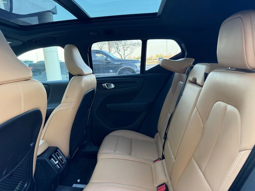 Used 2019 Volvo XC40 T5 Momentum image 7