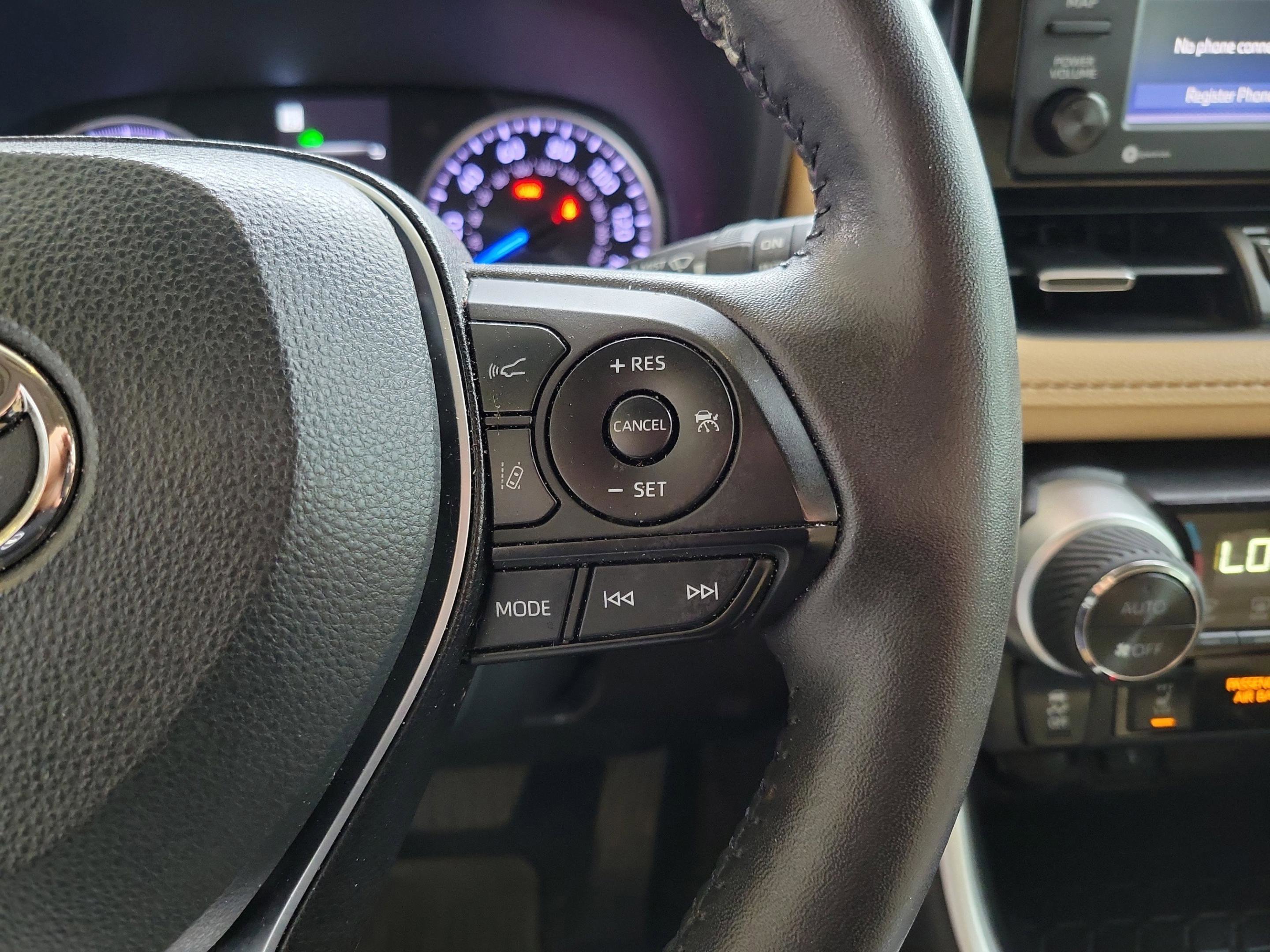 Used 2022 Toyota RAV4 XLE Premium image 14