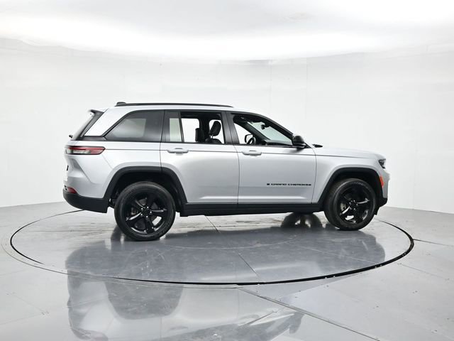Used 2024 Jeep Grand Cherokee Altitude image 2