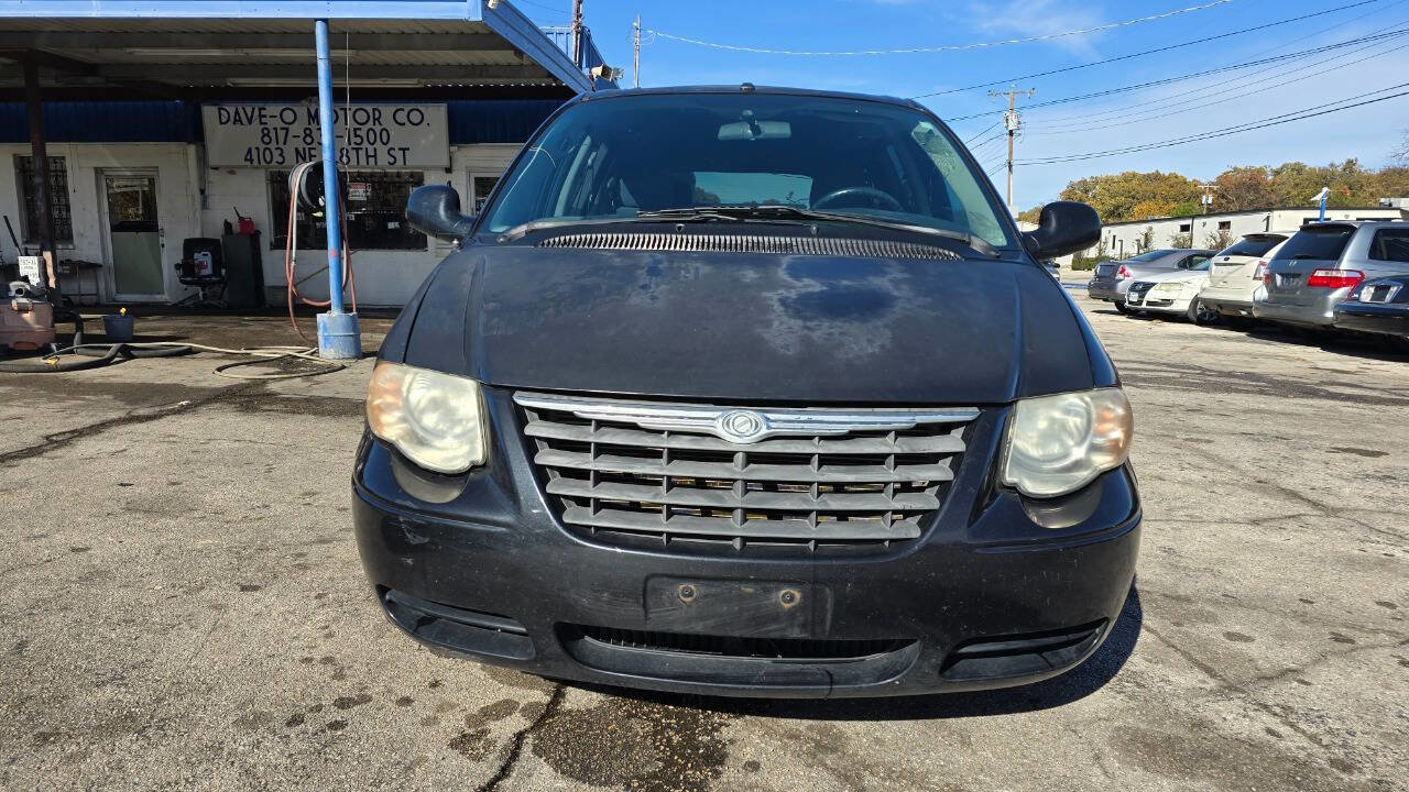 Used 2007 Chrysler Town & Country Touring image 4