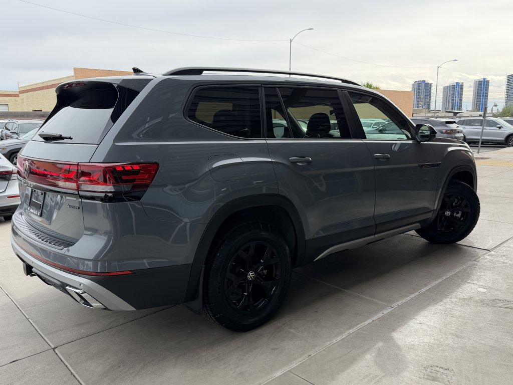 Used 2024 Volkswagen Atlas Peak Edition SEL AWD/4WD image 4