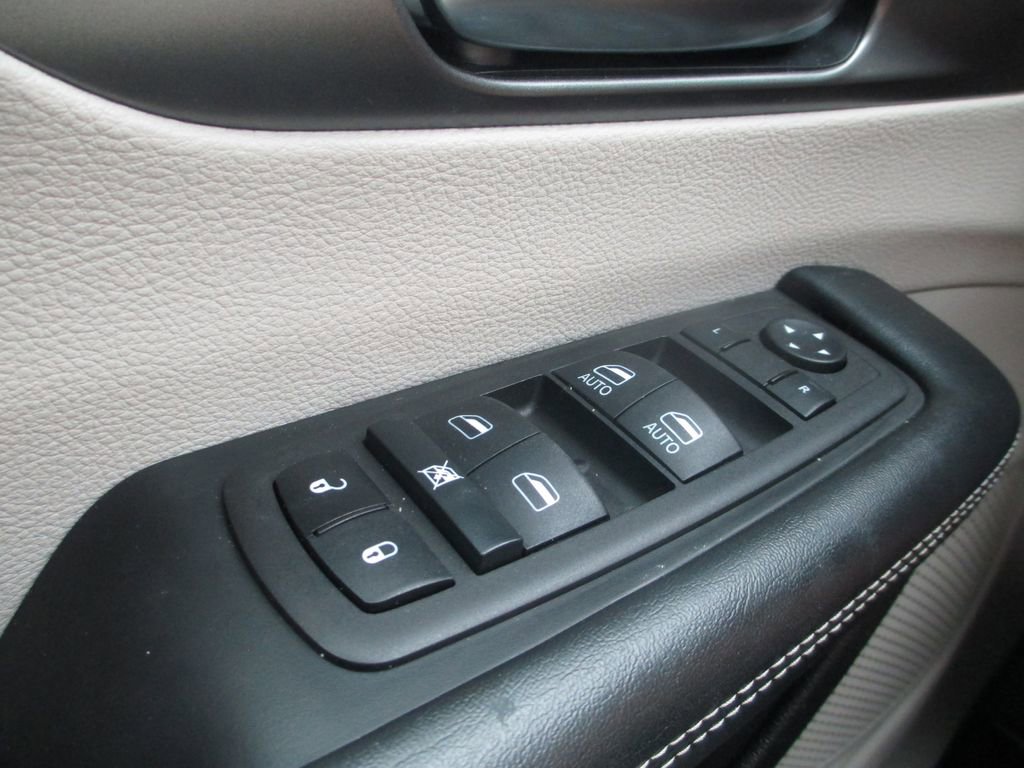 Used 2023 Chrysler Pacifica Touring-L AWD/4WD image 24