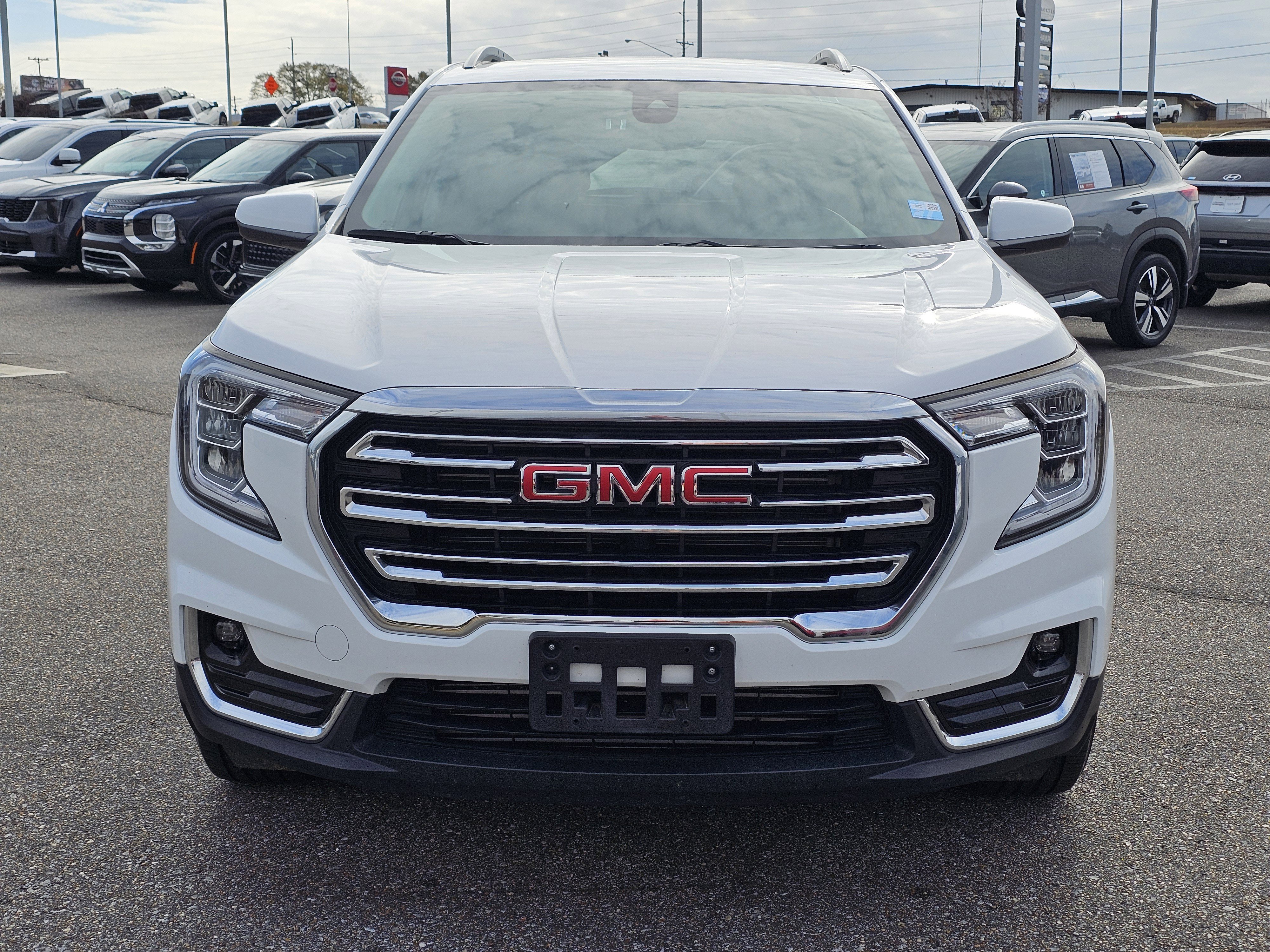 Used 2024 GMC Terrain SLT image 2