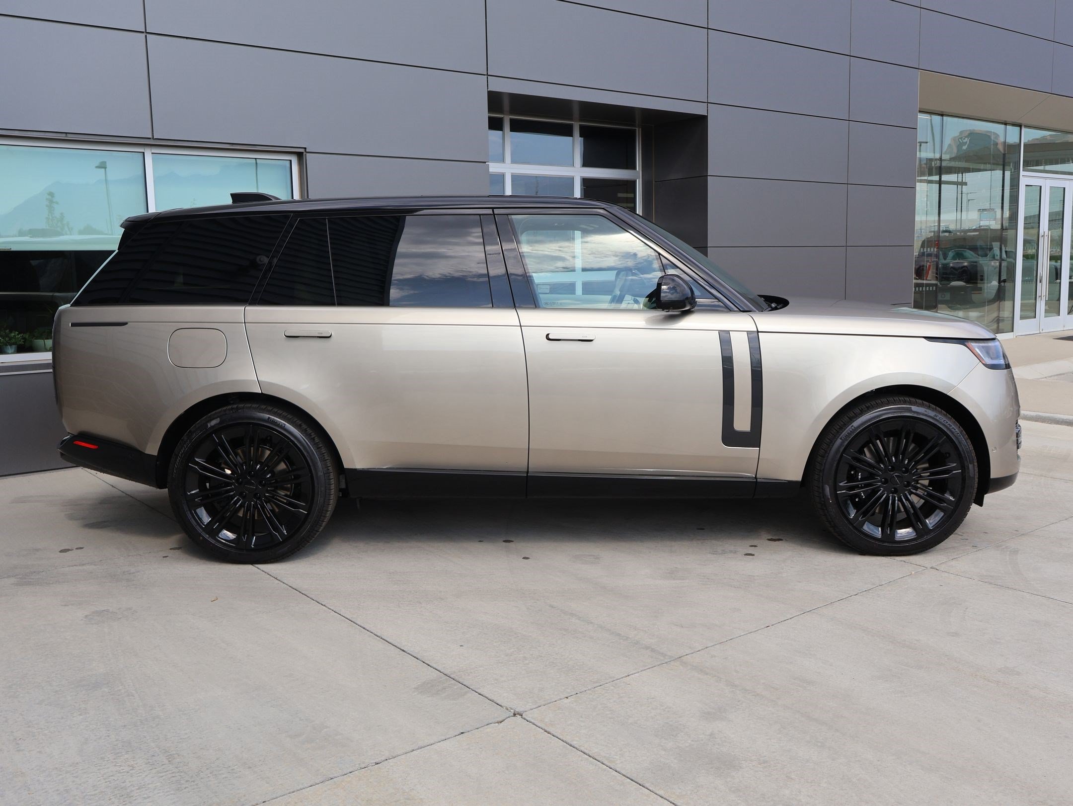 New 2026 Land Rover Range Rover Long Wheelbase SE AWD/4WD image 4