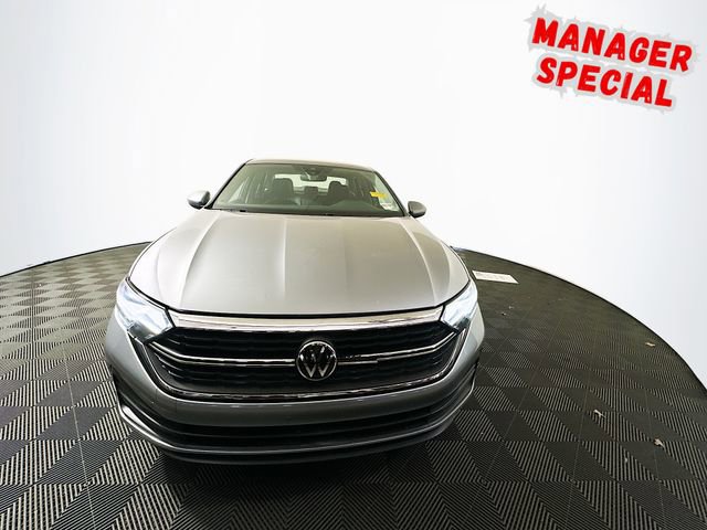 Used 2024 Volkswagen Jetta SE FWD image 3