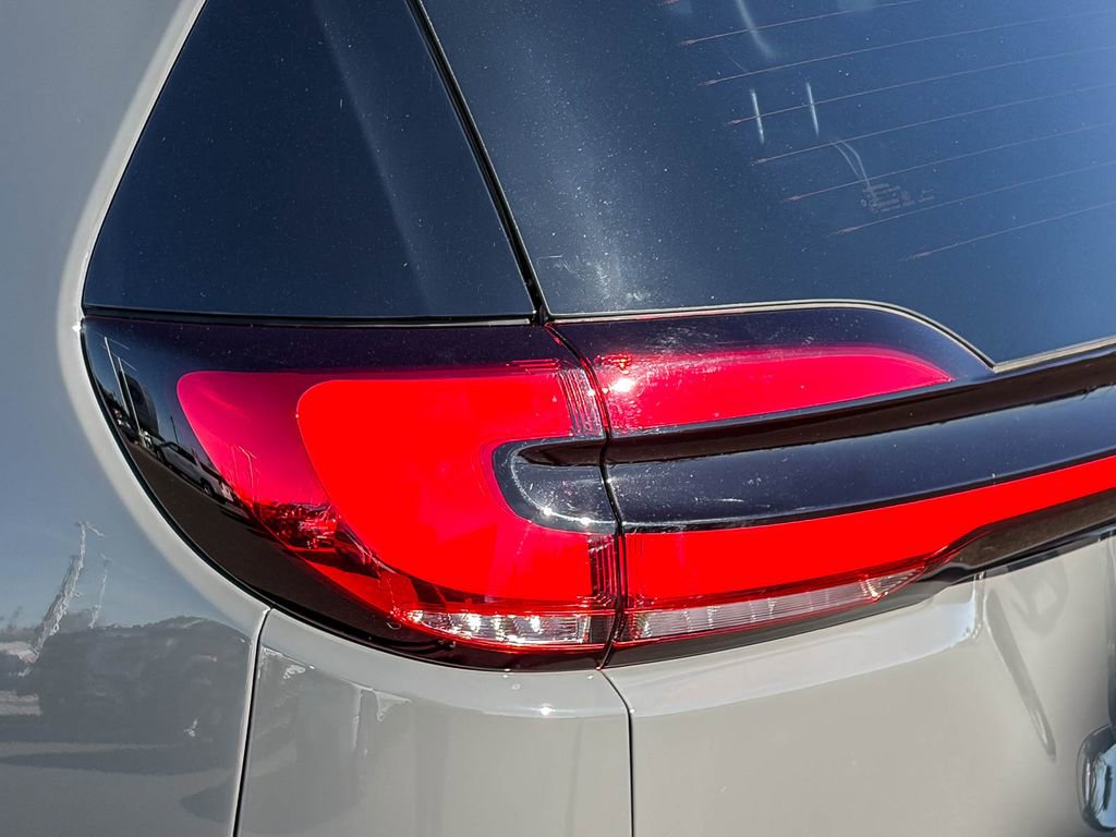 Used 2025 Chrysler Pacifica Premium image 8