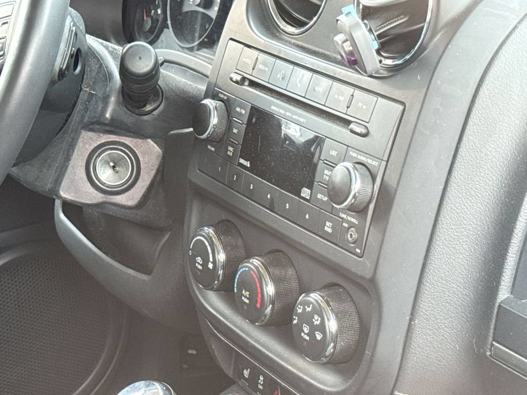 Used 2016 Jeep Patriot Latitude AWD/4WD image 14