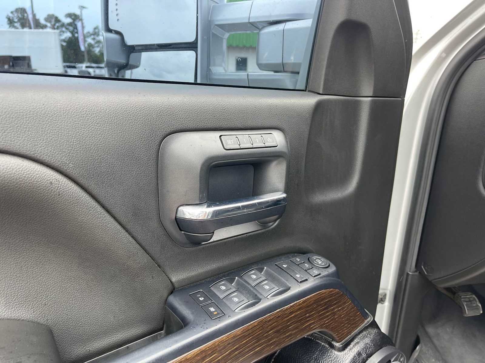 Used 2018 GMC Sierra 2500 Denali w/ Duramax Plus Package AWD/4WD image 11