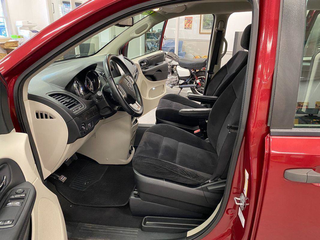 Used 2014 Dodge Grand Caravan American Value Package w/ UConnect Hands-Free Group image 17