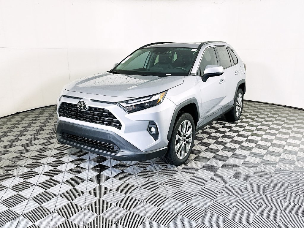 Used 2022 Toyota RAV4 XLE Premium AWD/4WD image 7
