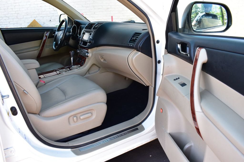 Used 2013 Toyota Highlander Limited AWD/4WD image 16