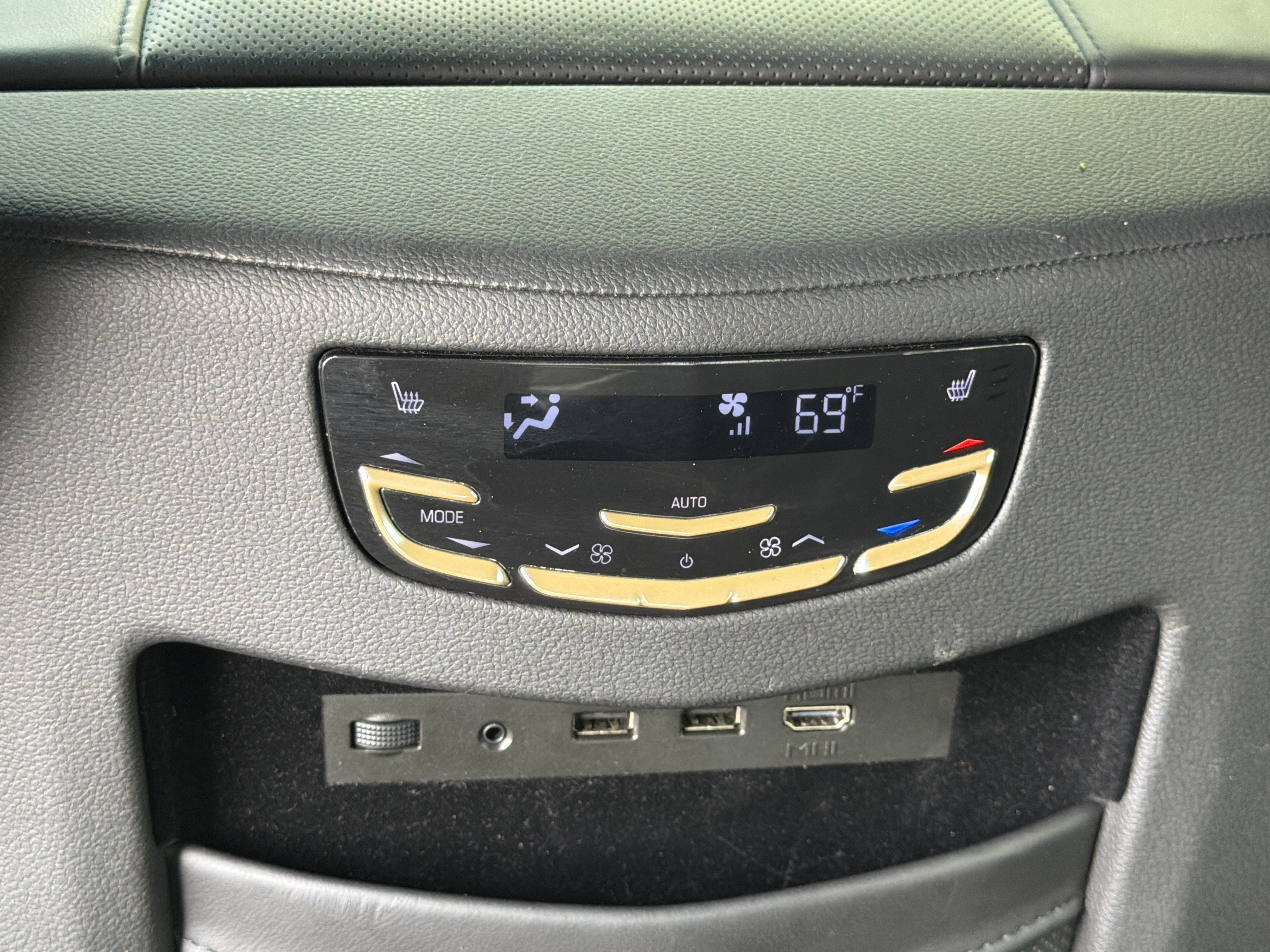Used 2019 Cadillac Escalade Platinum AWD/4WD image 29