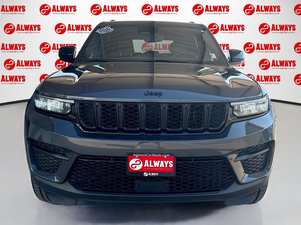Used 2022 Jeep Grand Cherokee Altitude AWD/4WD image 2