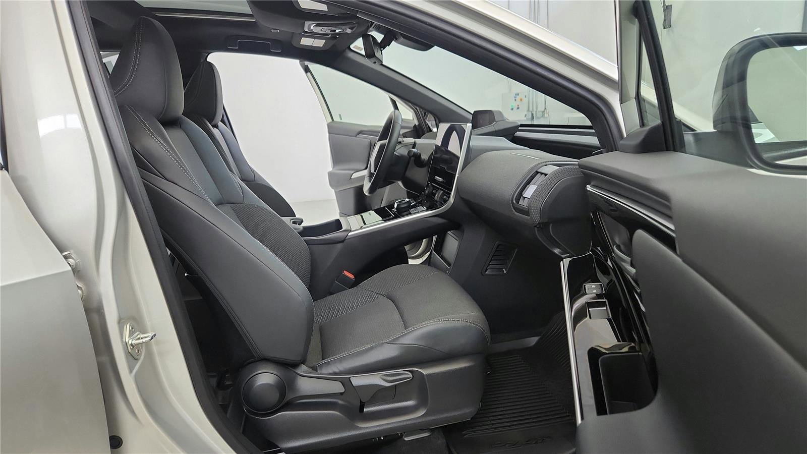 Used 2023 Toyota bZ4X XLE w/ Weather Package image 17