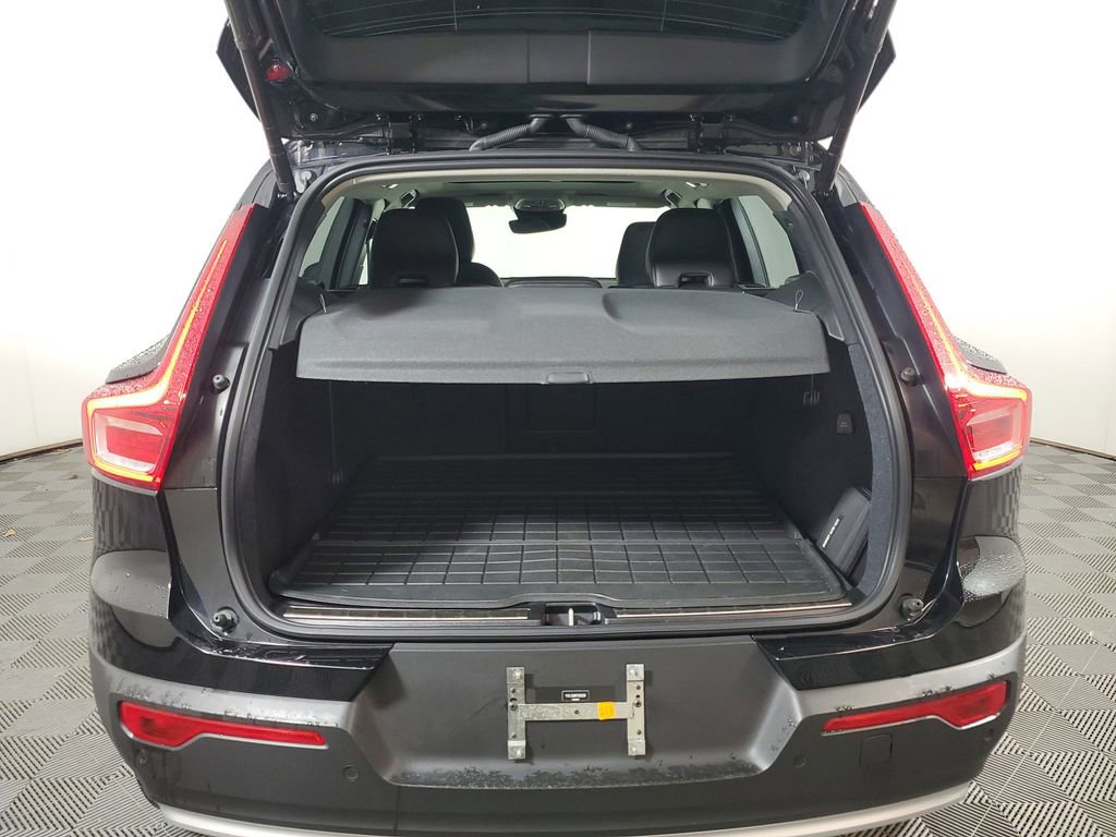 Certified 2023 Volvo XC40 B5 Plus w/ Protection Package Premier image 11
