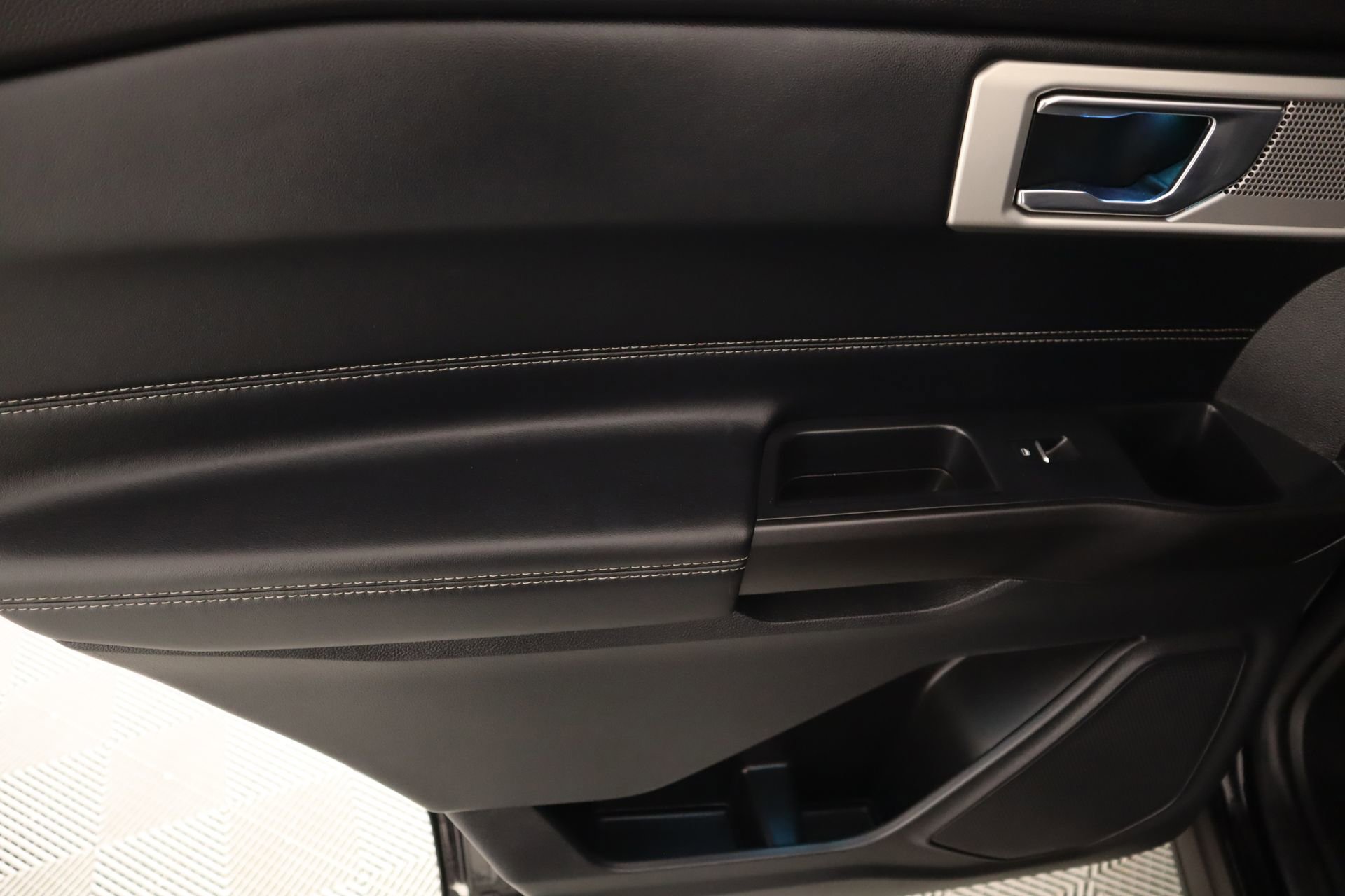 Used 2020 Ford Explorer Limited image 18