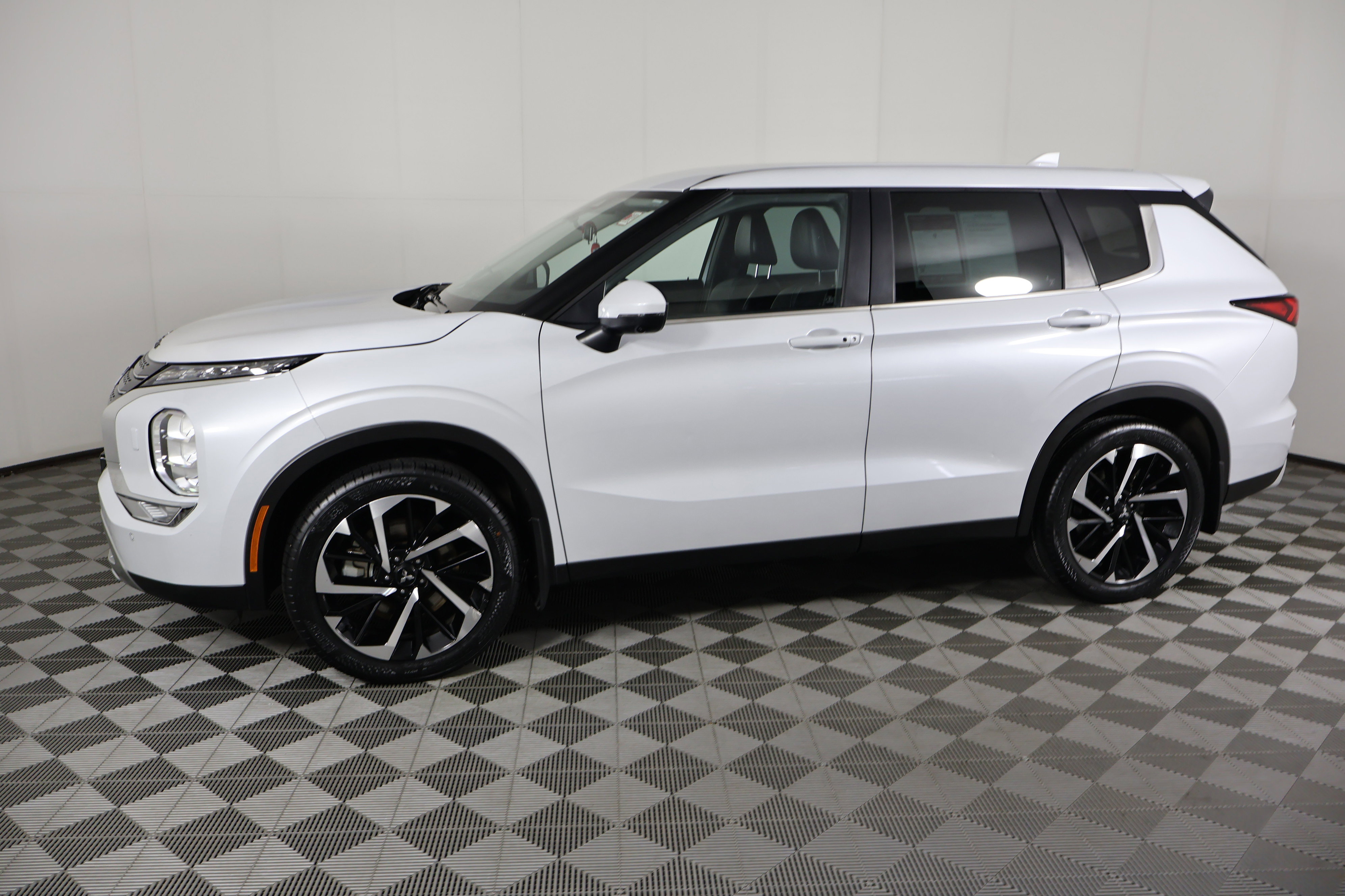 Used 2023 Mitsubishi Outlander SE AWD/4WD image 9