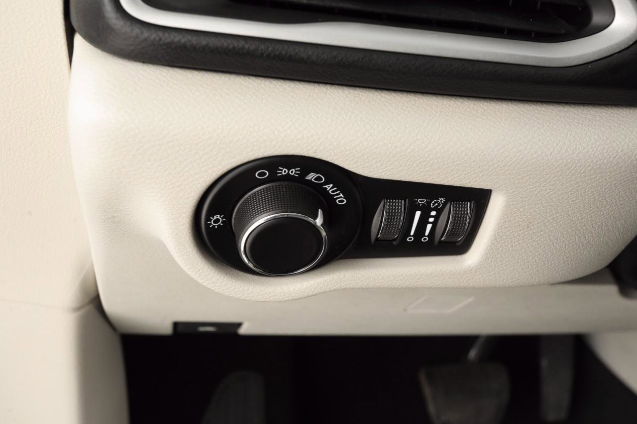 Used 2021 Chrysler Voyager Lxi FWD image 31