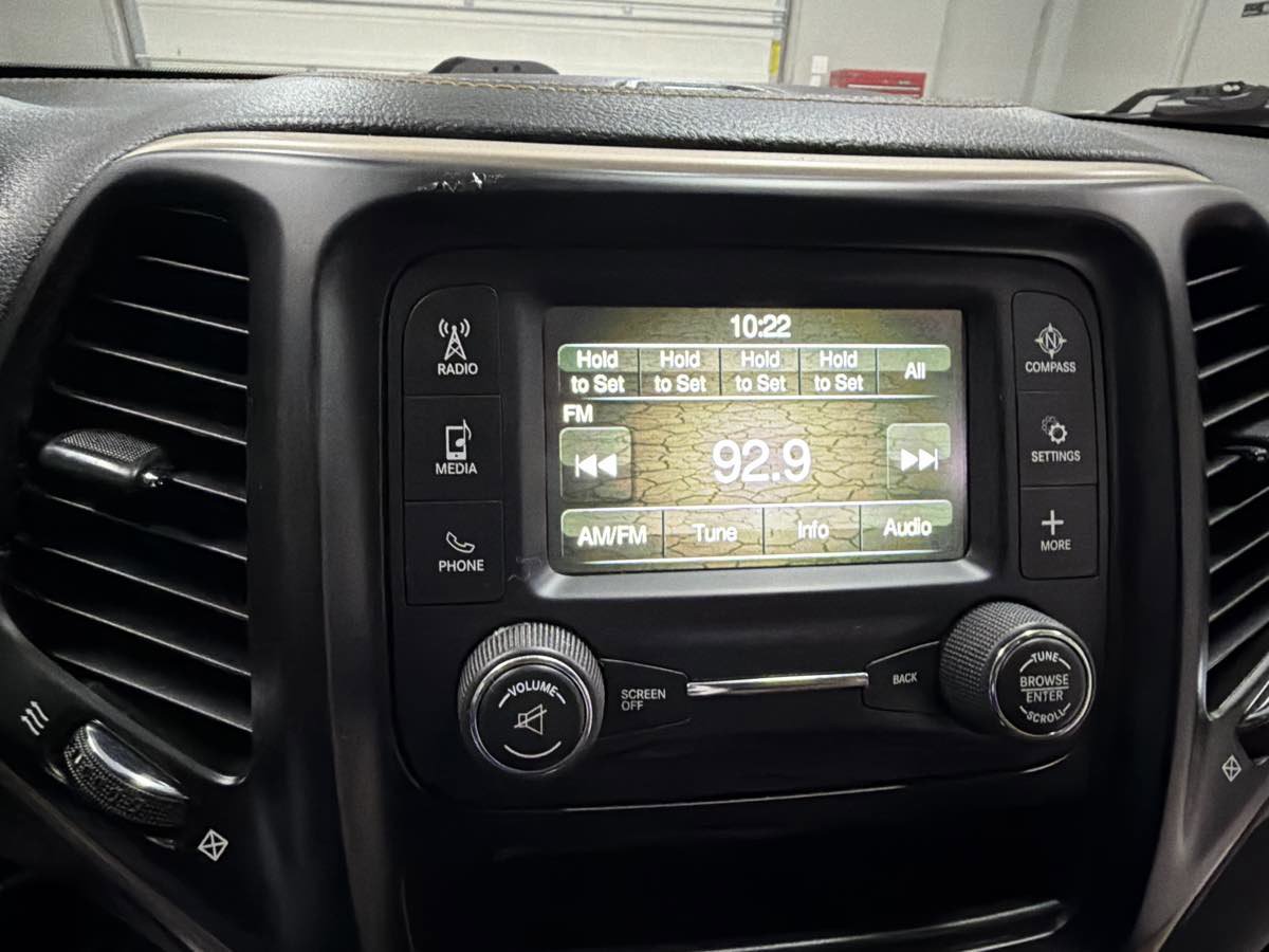Used 2017 Jeep Cherokee Altitude image 19