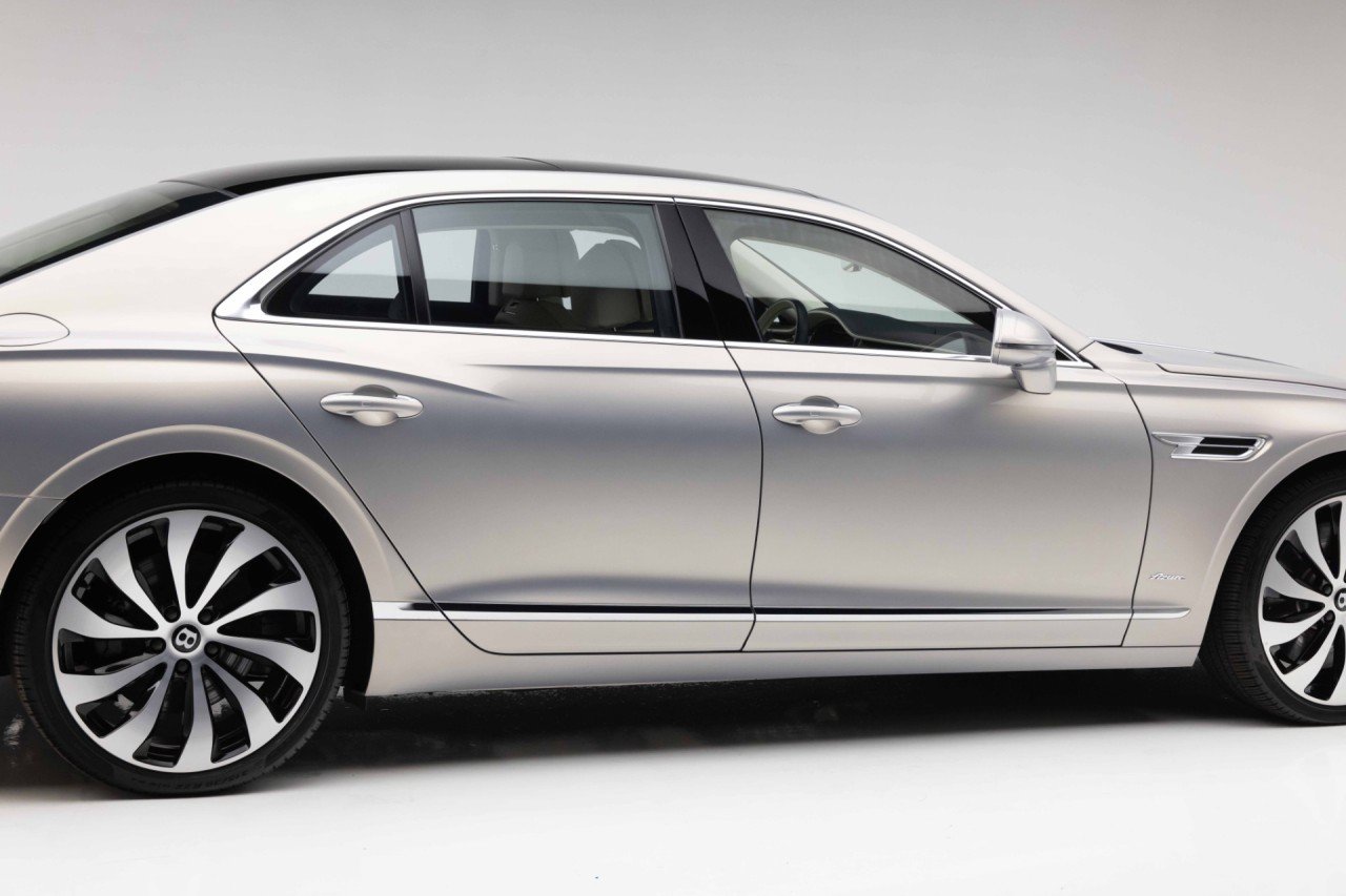 Used 2024 Bentley Flying Spur Azure AWD/4WD image 39