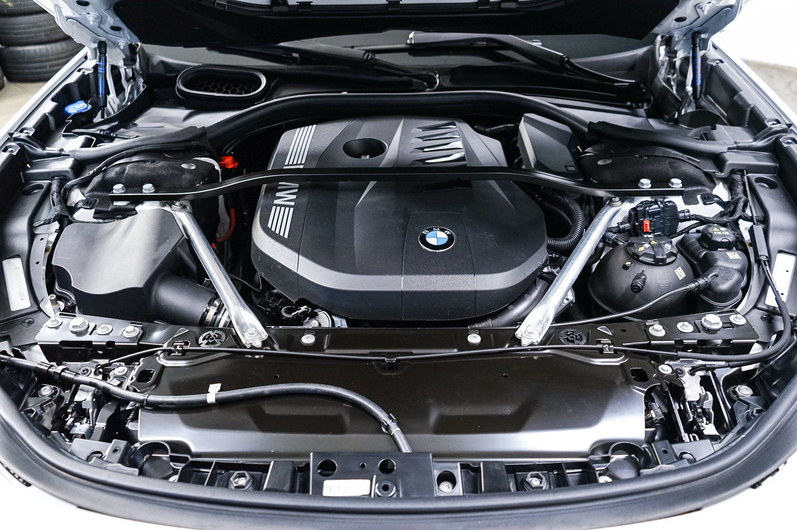 Used 2025 BMW 740i w/ Premium Package RWD image 29