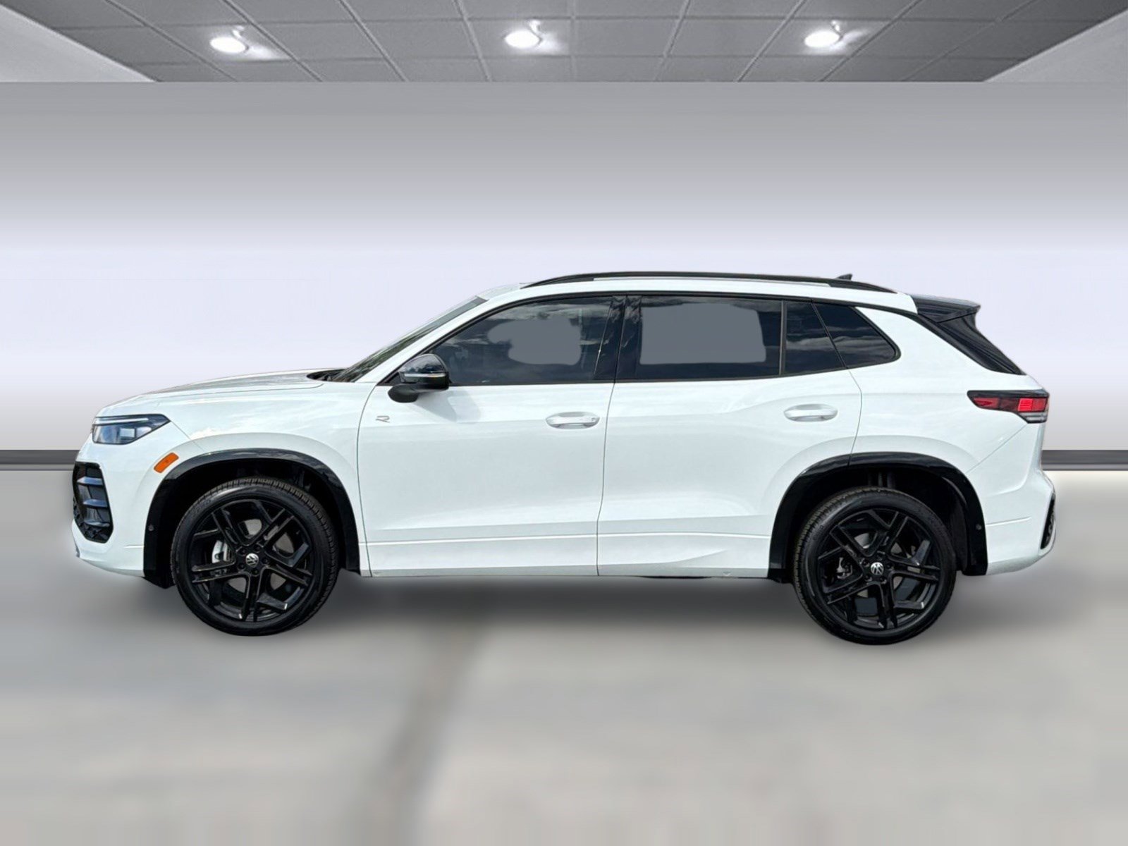 Used 2025 Volkswagen Tiguan SE R-Line image 2