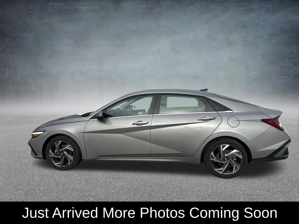 Used 2025 Hyundai Elantra Limited image 2