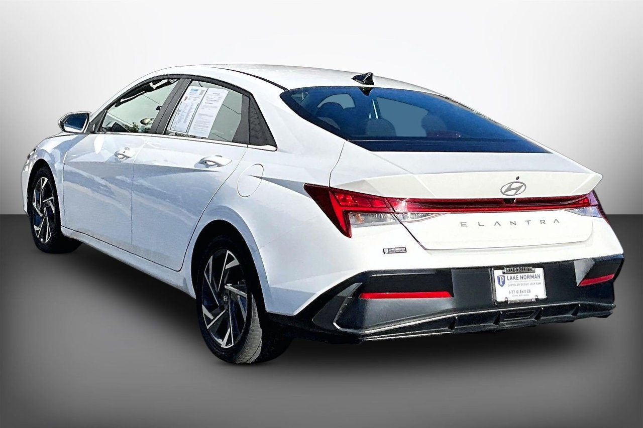 Used 2025 Hyundai Elantra SEL FWD image 6