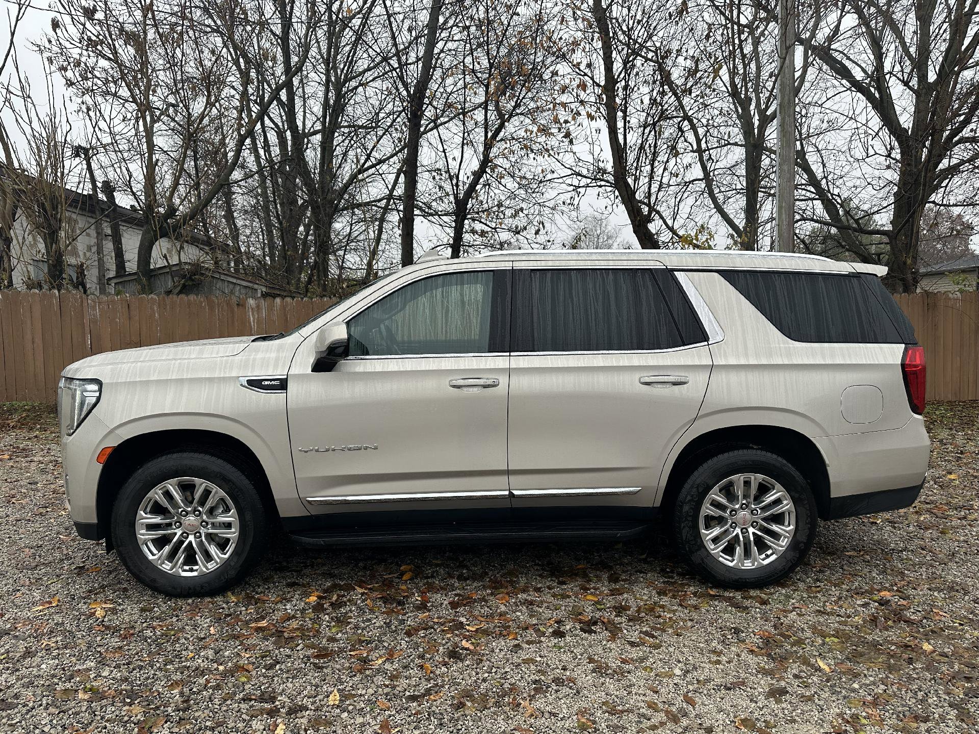 Used 2021 GMC Yukon SLT w/ SLT Premium Package image 2