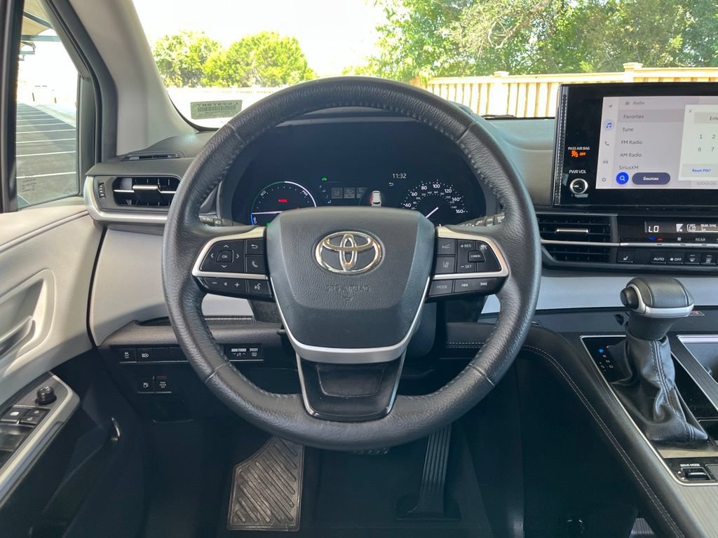 Used 2025 Toyota Sienna XLE FWD image 17