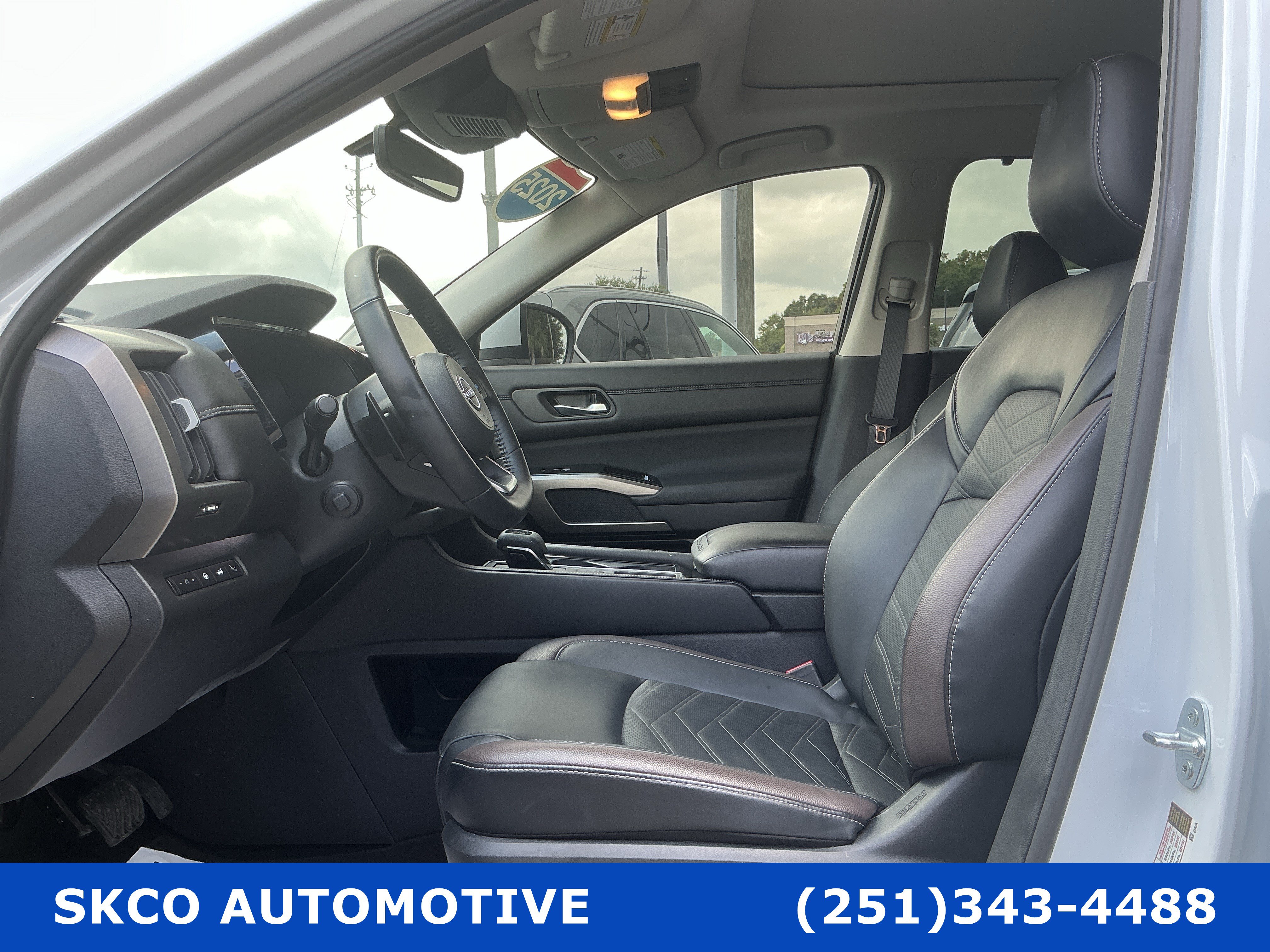 Used 2025 Nissan Pathfinder Platinum FWD image 11