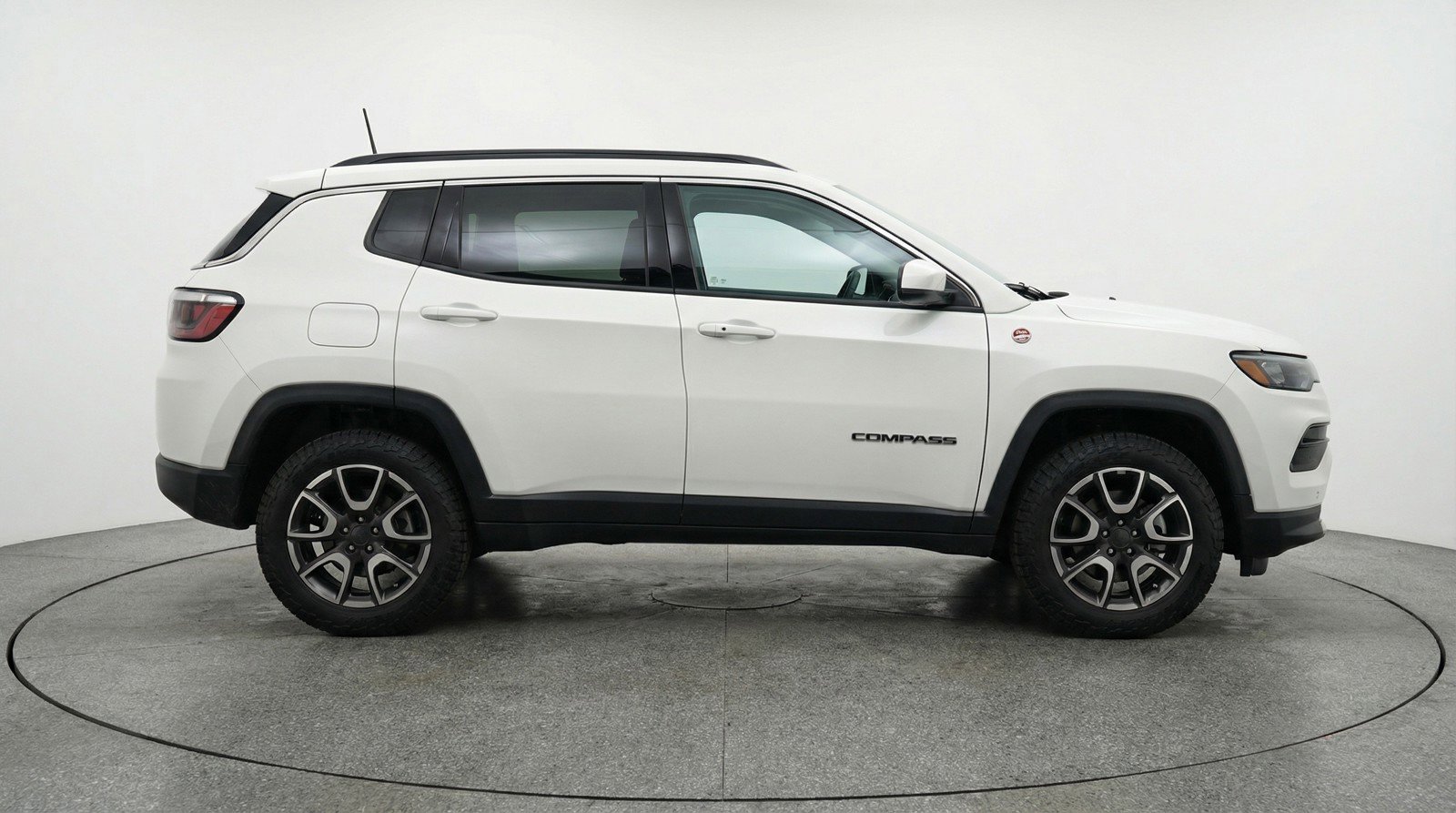 Used 2025 Jeep Compass Trailhawk image 11