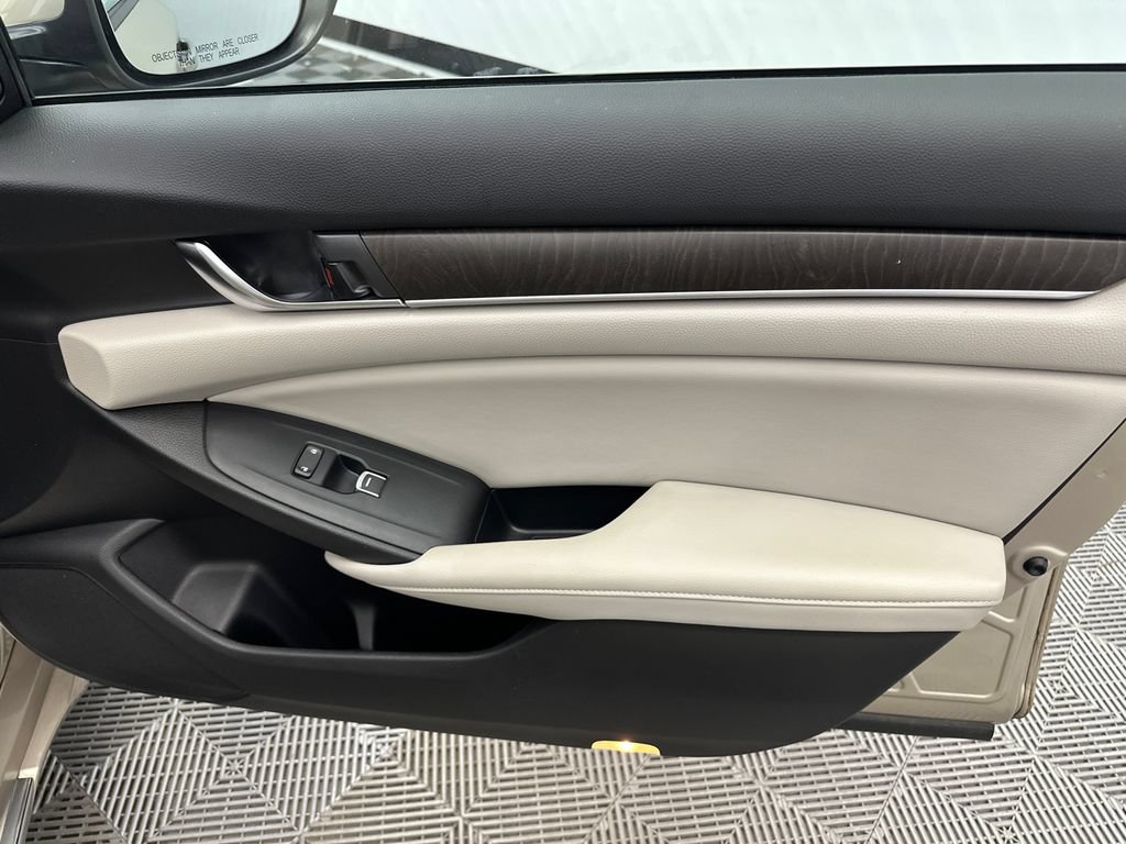 Used 2018 Honda Accord Touring image 16
