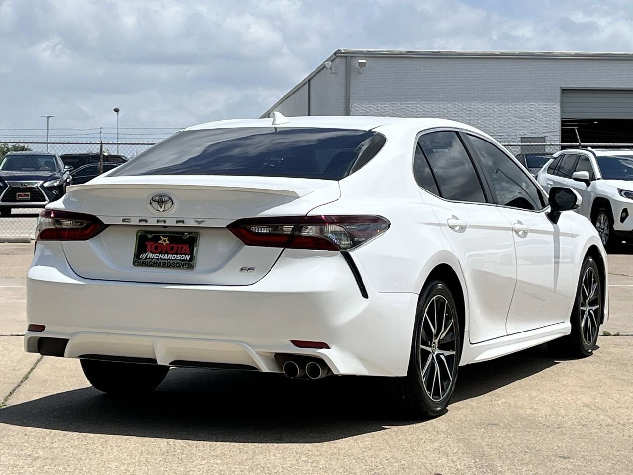 Used 2023 Toyota Camry SE FWD image 4