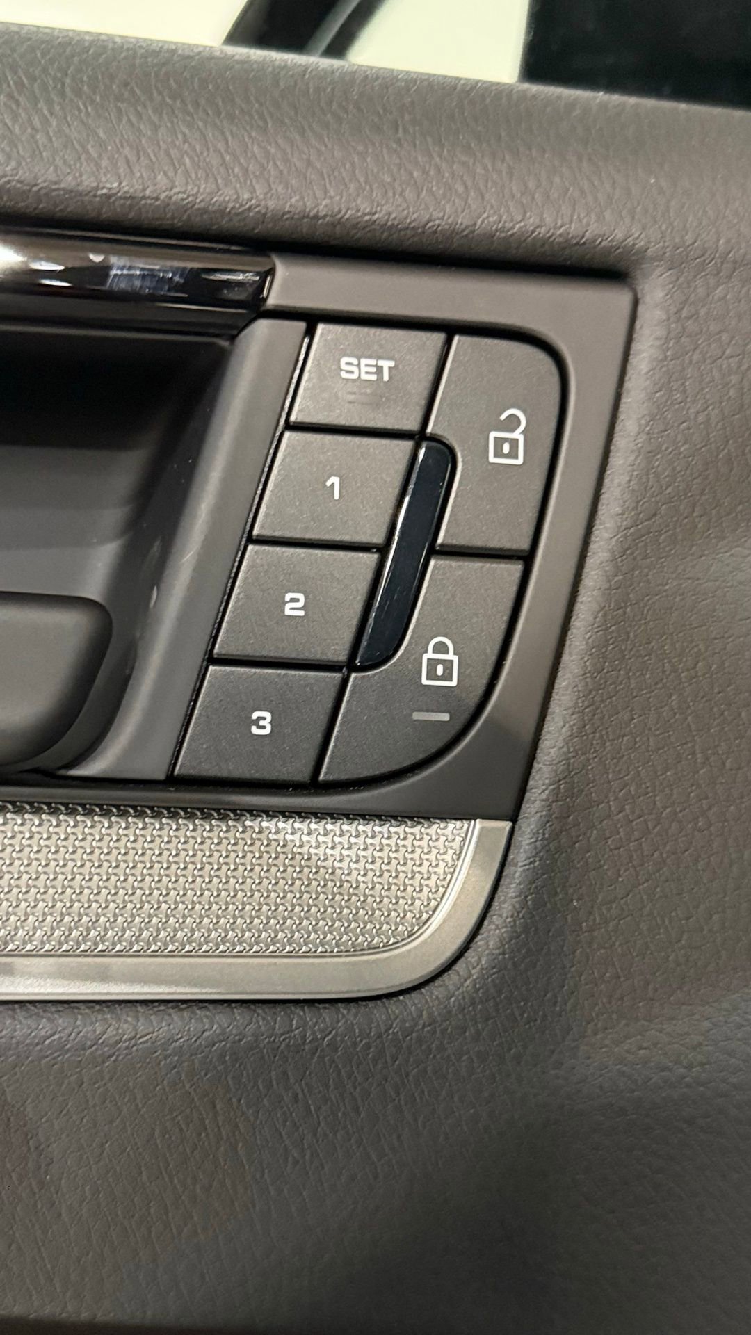 Used 2025 Porsche Cayenne Coupe image 40