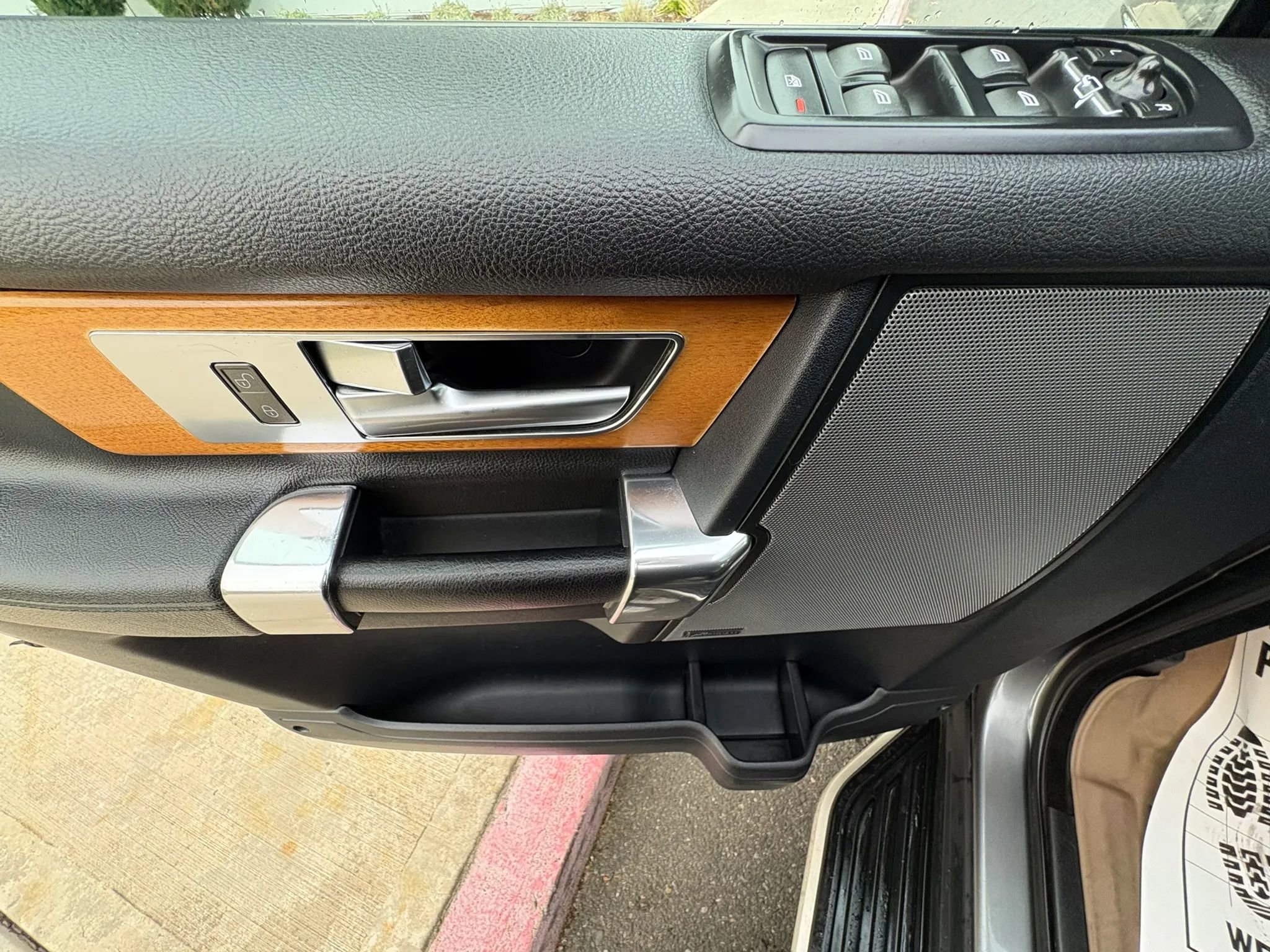 Used 2015 Land Rover LR4 HSE image 18