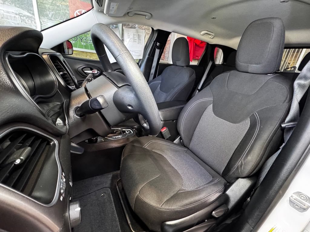 Used 2019 Jeep Cherokee Latitude w/ Popular Appearance Group AWD/4WD image 20