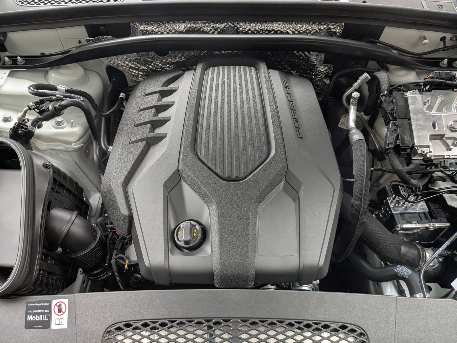 Certified 2026 Porsche Macan AWD/4WD image 28