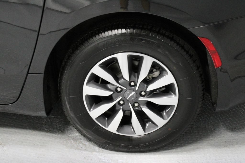 Used 2023 Chrysler Pacifica Touring-L FWD image 18
