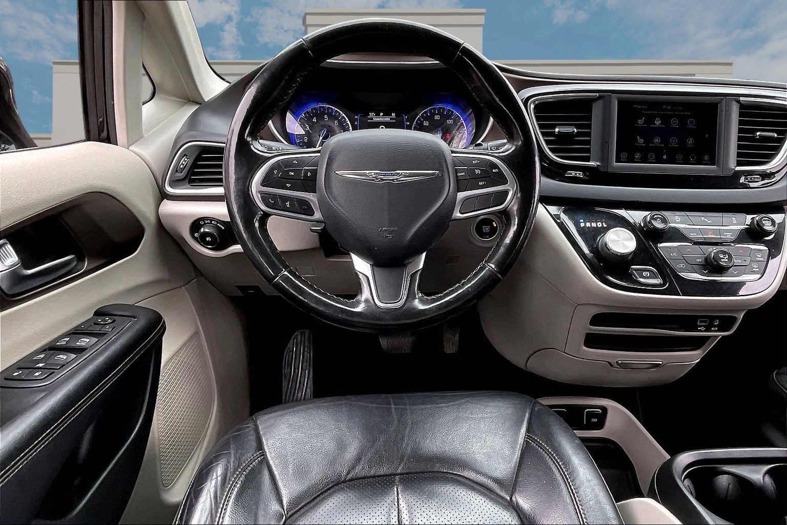 Used 2019 Chrysler Pacifica Touring-L image 5