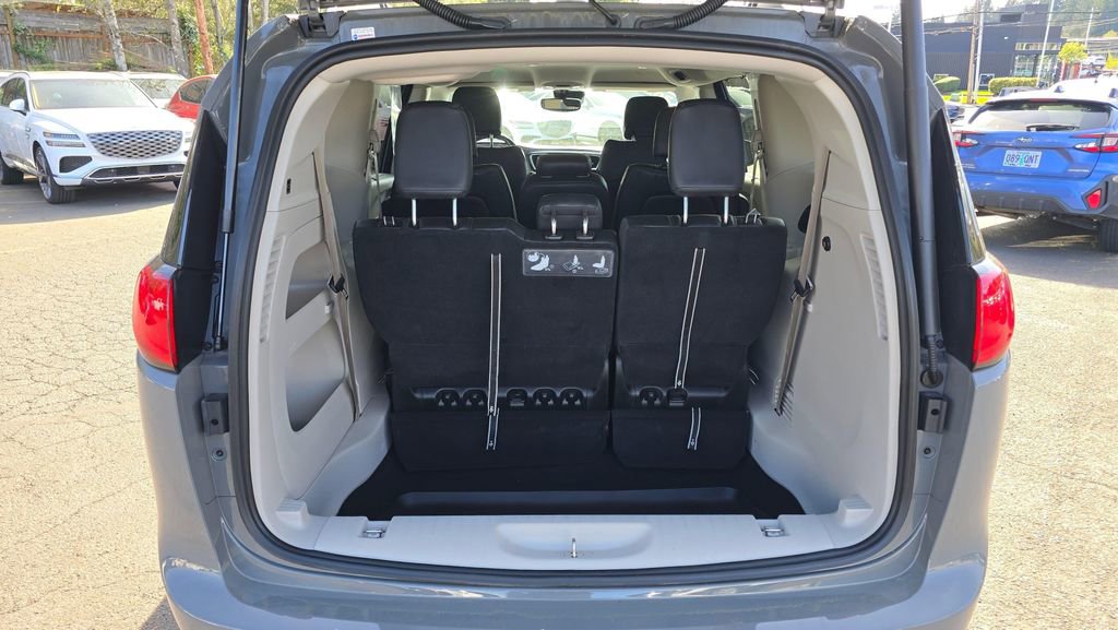 Used 2020 Chrysler Pacifica Touring-L image 15