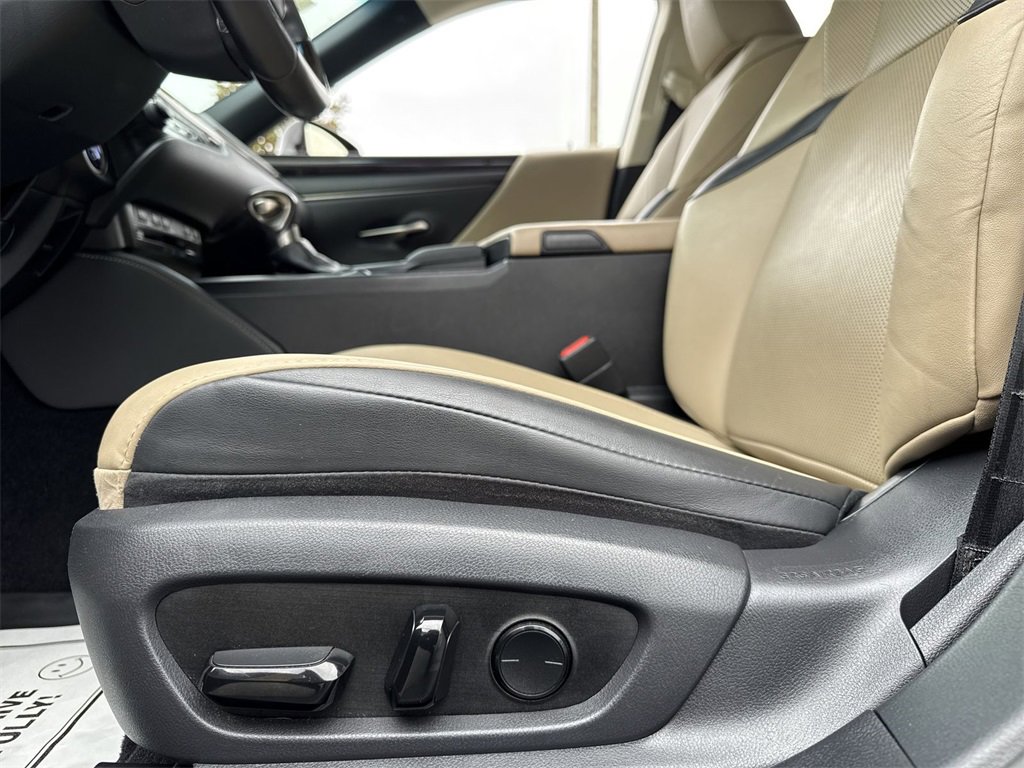 Used 2020 Lexus ES 300h w/ Premium Package image 12