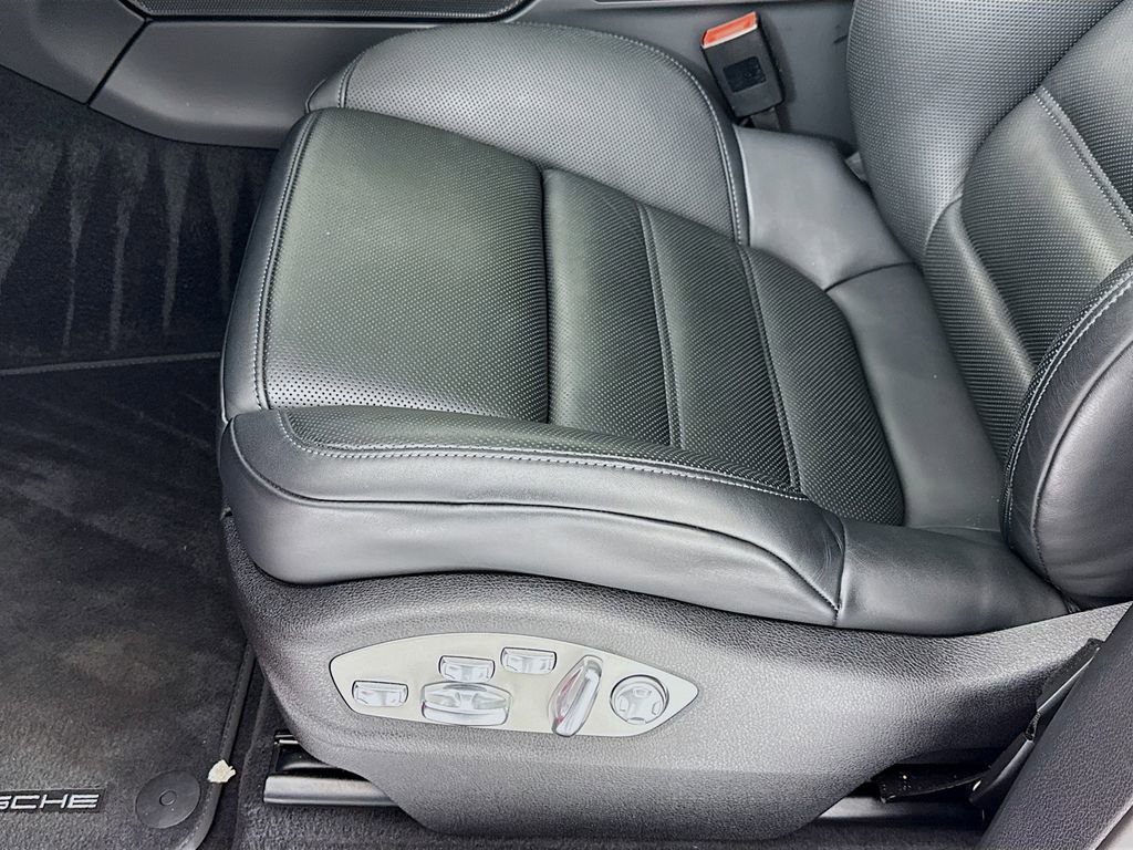 Certified 2025 Porsche Macan image 13