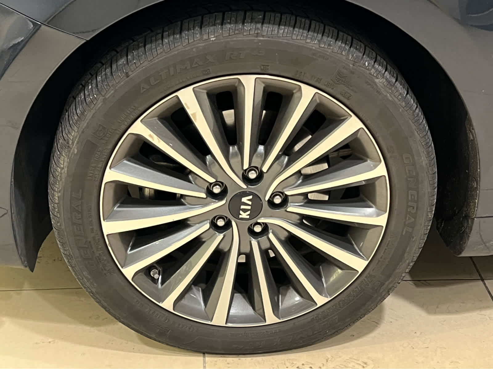 Used 2017 Kia Cadenza Premium w/ Luxury Package FWD image 4