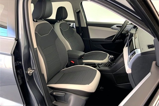 Certified 2025 Volkswagen Taos SE w/ Panoramic Sunroof Package image 7